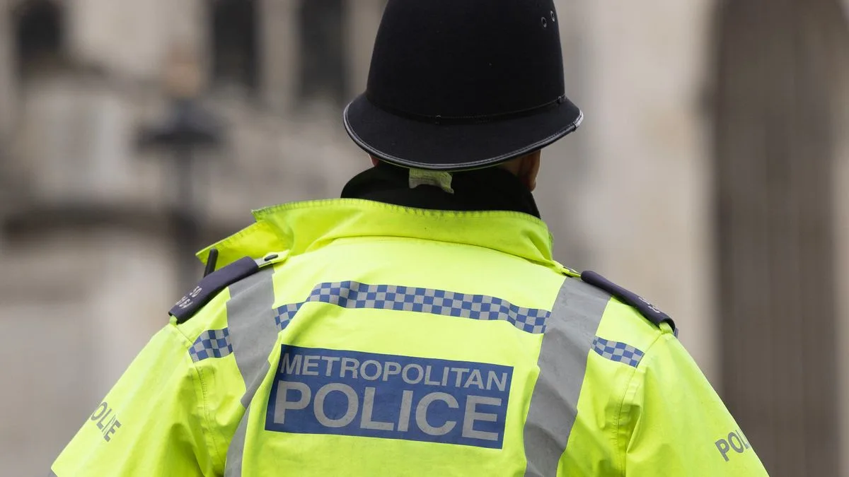 Clapham shooting leaves 25-year-old man dead outside south London pub