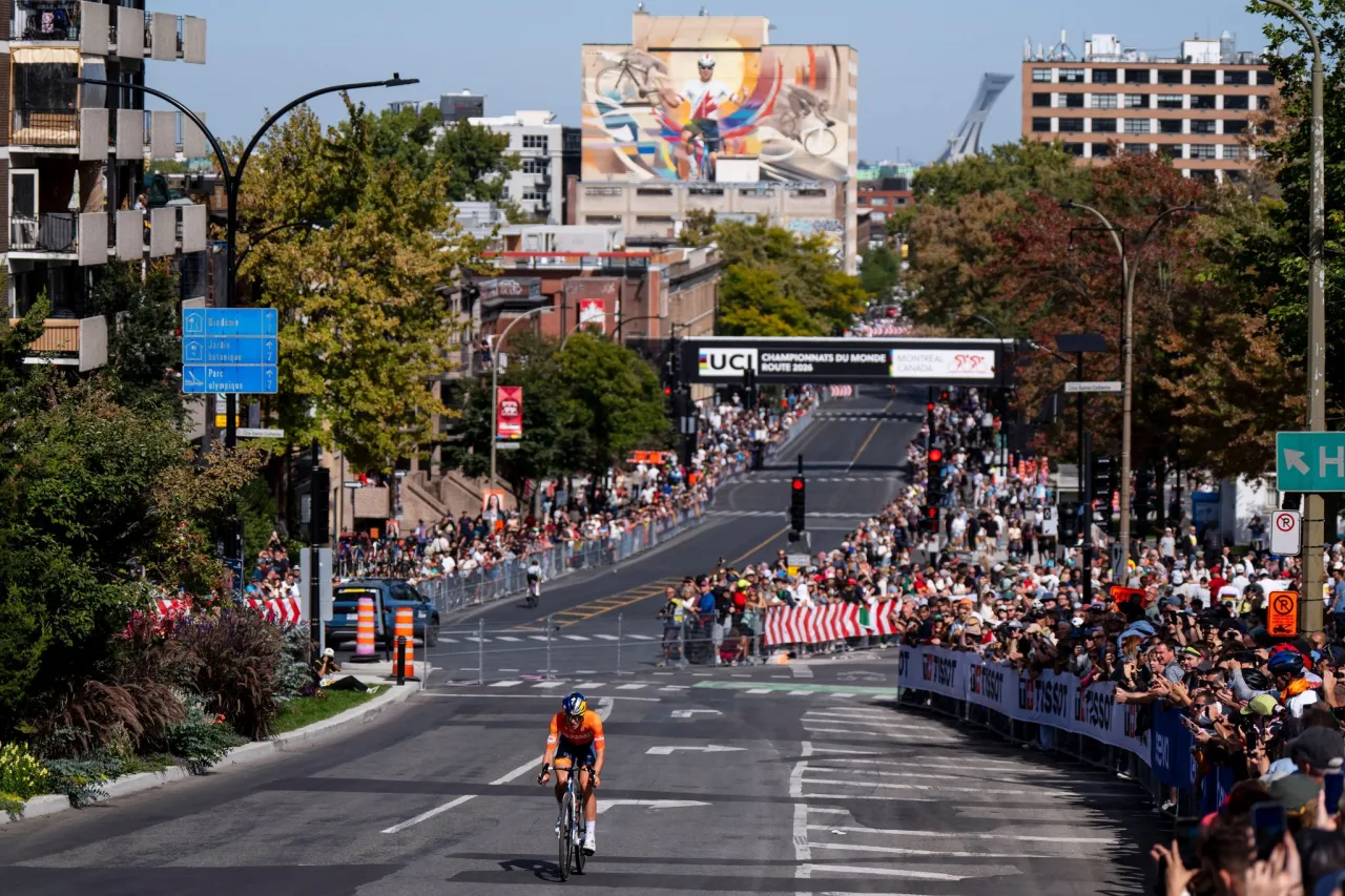 Demi Vollering wins women's road race world title in Montreal