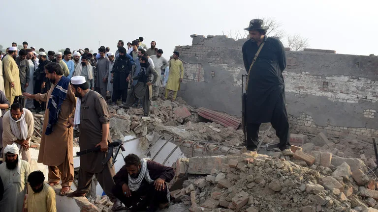 Pakistan mosque bombing kills 21 including 16 police officers