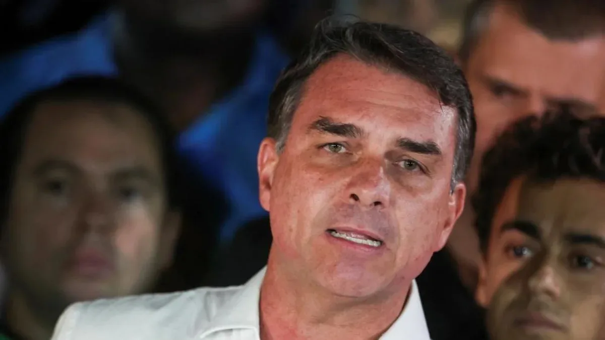 Flávio Bolsonaro's passports cancelled after he fails to surrender them