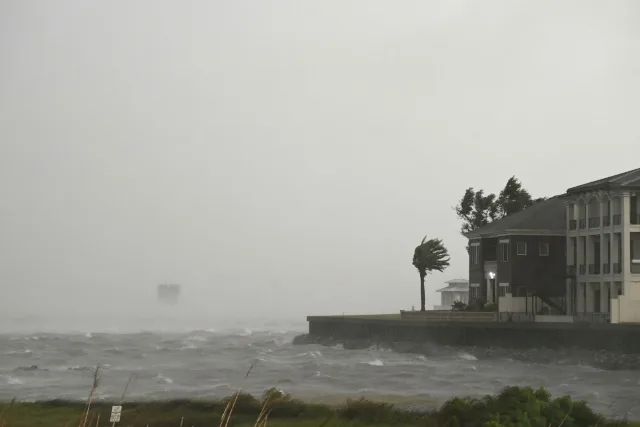 Hurricane Isaias leaves hundreds of thousands without power after Florid…