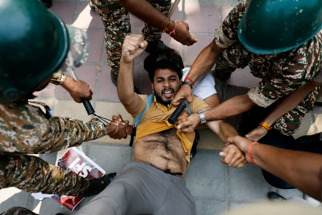 India detains protest leaders and clamps down on Delhi ahead of rally